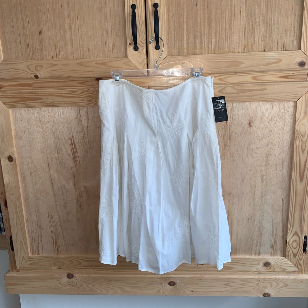 Access “A Liz Claiborne company” white embroidery skirt size 12